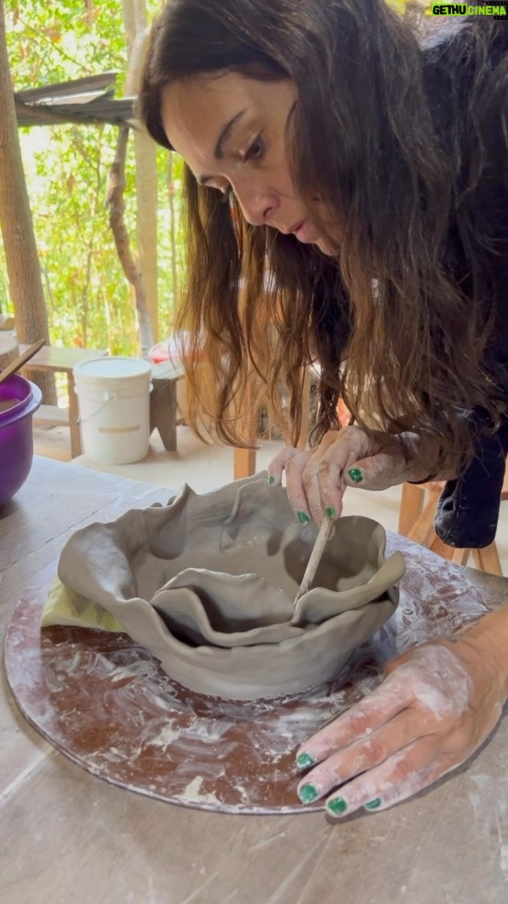 Patricia Garza Instagram - ANCIENT CALL_ 8 horas de concentración, creación y meditación activa resumidos en 1:20 min, lo dejo acá para aquellos que disfrutan como yo, ver el proceso sin prisa. Esta pieza me recuerda a la complejidad de todo lo que somos. Capas, capas, capas, cada una perfecta así como es y cómo fue. El barro y la cerámica, como la vida, se puede trabajar y moldear pero puede que el resultado no esté ni cerca de cómo lo imaginamos. Tal vez resulte algo mejor o simplemente lo que tiene que ser. 🤍✨ . . . . @ceramicsmagazine