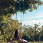 Patricia Garza Instagram - MI VIDA EN LA SELVA Que todo sea tan liberador como el sentimiento de quitarse un chongo de la cabeza que ya lleva amarrado un rato. A veces quiero detener el tiempo. Este columpio se visualizó y colgó en 2014 como si fuera ayer. El pasado no existe. Only today. May everything be as liberating as the feeling of taking down a bun that has been tied to your head for a while. Sometimes, I want to stop time. This swing was envisioned and hung up in 2014 as if it were yesterday. Past doesn’t exist, only today exists.