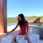 Patricia Garza Instagram - Proponte propósitos que te conecten con quien eres y te hagan sentirte presente, que te hagan despertar cada día feliz, motivado y te aseguro que vas a buscar cumplirlos y alcanzarlos cada mañana. Sin propósitos no hay compromiso, si no hay compromiso difícil es conseguir lo que anhelas. Los propósitos del alma y el experimento de entrar en su mundo, los cumplas o no, te permiten conocerte, conocer nuevas habilidades, hacerte experto o simplemente estar presente. A veces no queremos proponernos cosas por no fallarnos, pero que fácil. Si tu propósito está alineado con tu versión más alta, it’s done. Encuentra eso que deseas muy dentro de ti, experimenta y juega al rededor de tus sueños, no lo hagas por los resultados ni por el sueño en sí, , sino por el camino al que te lleve el proceso y lo que puedes vivir y aprender de el. Recuerda que todo inicia con una intención, un movimiento, una mirada, una caricia. Toma acción! Gracias por acompañarme, sin el acompañamiento y el reflejo mutuo, no existimos. ✨✨✨ Imagine purposes that connect you with who you are, that make you wake up every day happy, motivated, and I assure you that you will seek to fulfill and achieve them every morning. Without purposes, there is no commitment, and without commitment, it’s difficult to achieve what you long for. The purposes of the soul and the experience of entering its world, whether you fulfill them or not, allow you to get to know yourself, discover new abilities, become an expert, or simply be present. Sometimes we don’t want to set goals because we fear failure, but how easy it is. If your purpose is aligned with your highest self, it’s done. Find that which you desire deep within you, experiment and play around your dreams, not for the results or the dream itself because dreams transform, they are fickle, but for the journey the process takes you on and what you can live and learn from it. Remember, everything begins with an intention, a movement, a look, a touch. Take some action! Thank you for being with me, without mutual support and reflection, we do not exist.