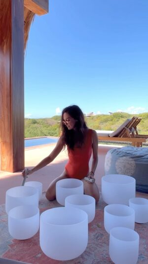 Patricia Garza Instagram - Proponte propósitos que te conecten con quien eres y te hagan sentirte presente, que te hagan despertar cada día feliz, motivado y te aseguro que vas a buscar cumplirlos y alcanzarlos cada mañana. 

Sin propósitos no hay compromiso, si no hay compromiso difícil es conseguir lo que anhelas. Los propósitos del alma y el experimento de entrar en su mundo, los cumplas o no, te permiten conocerte, conocer nuevas habilidades, hacerte experto o simplemente estar presente. 

A veces no queremos proponernos cosas por no fallarnos, pero que fácil. 
Si tu propósito está alineado con tu versión más alta, it’s done. 

Encuentra eso que deseas muy dentro de ti, experimenta y juega al rededor de tus sueños, no lo hagas por los resultados ni por el sueño en sí, <porque los sueños se transforman, son volubles>, sino por el camino al que te lleve el proceso y lo que puedes vivir y aprender de el.

Recuerda que todo inicia con una intención, un movimiento, una mirada, una caricia. Toma acción! 

Gracias por acompañarme, sin el acompañamiento y el reflejo mutuo, no existimos.

✨✨✨

Imagine purposes that connect you with who you are, that make you wake up every day happy, motivated, and I assure you that you will seek to fulfill and achieve them every morning.

Without purposes, there is no commitment, and without commitment, it’s difficult to achieve what you long for. The purposes of the soul and the experience of entering its world, whether you fulfill them or not, allow you to get to know yourself, discover new abilities, become an expert, or simply be present.

Sometimes we don’t want to set goals because we fear failure, but how easy it is. 
If your purpose is aligned with your highest self, it’s done. 

Find that which you desire deep within you, experiment and play around your dreams, not for the results or the dream itself because dreams transform, they are fickle, but for the journey the process takes you on and what you can live and learn from it.

Remember, everything begins with an intention, a movement, a look, a touch. Take some action! 

Thank you for being with me, without mutual support and reflection, we do not exist.