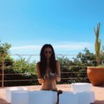 Patricia Garza Instagram - El sonido para mí representa una oportunidad para transformar y liberar patrones, concentrarme a niveles que me permiten abrirme a nuevas posibilidades, nuevas conexiones neuronales, nuevas líneas de pensamiento que me permitan cambiar, modificar. Es complejo el camino del cambio constante, porque siempre existirá tu versión anterior de referencia que tiene miedo al desapego. El cambio es de ti para ti, dentro de ti. Lo externo no existe, lo externo es subjetivo, lo externo no es tuyo ni te corresponde. ¿Estoy realmente lista para aceptar que el cambio es una experiencia interna y personal y no solo una reacción a las circunstancias externas? Si te haces esta misma pregunta… escucha la sesión anterior a esta, fija una intención y regresa a esta nuevamente. 🫶🏼 Sound to me, represents an opportunity to transform and release patterns, to open myself to new possibilities, new neural connections, new thoughts that allow me to change and modify. The path of constant change is complex, there will always be your previous version as a reference point, which is afraid of detachment. The change is from you to you, within you. The external does not exist, the external is subjective, the external is not yours. Am I truly ready to accept that change is an internal, personal experience, and not just a reaction to external circumstances? Share… 🚀 _The peace for always, now and forever and ever- more_