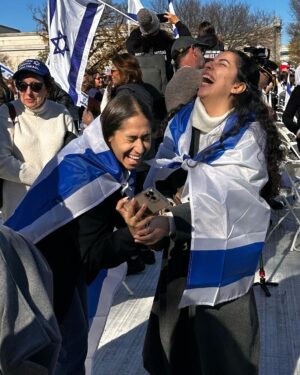 Patricia Heaton Instagram - Nothing but love 🇮🇱❤️

 #marchforisrael #MarchAgainstAntisemitism