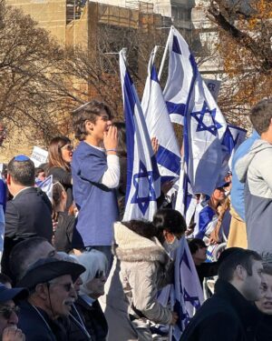 Patricia Heaton Instagram - Nothing but love 🇮🇱❤️

 #marchforisrael #MarchAgainstAntisemitism