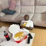 Patricia Thona Yiombi Instagram - 쪼잔하게 오빠가 어? 동생 먹을 거나 뺐냐? 먹고 자는거 봐라잉…진짜.. 살이나 확 쩌버려라…😤 내가 꼭 복수한다 #권선징악