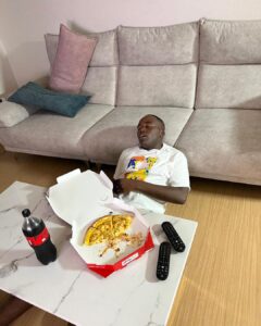 Patricia Thona Yiombi Instagram - 쪼잔하게 오빠가 어? 동생 먹을 거나 뺐냐? 먹고 자는거 봐라잉…진짜.. 살이나 확 쩌버려라…😤 내가 꼭 복수한다 #권선징악