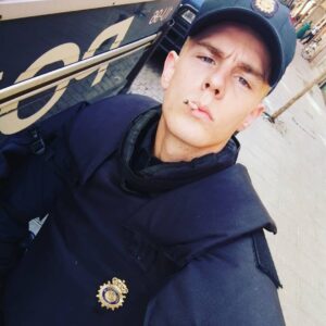 Patrick Criado Instagram - "ANTIDISTURBIOS"

EXT. PLAZA NELSON MANDELA. DÍA

#RubénMurillo
📽 📸 🎬