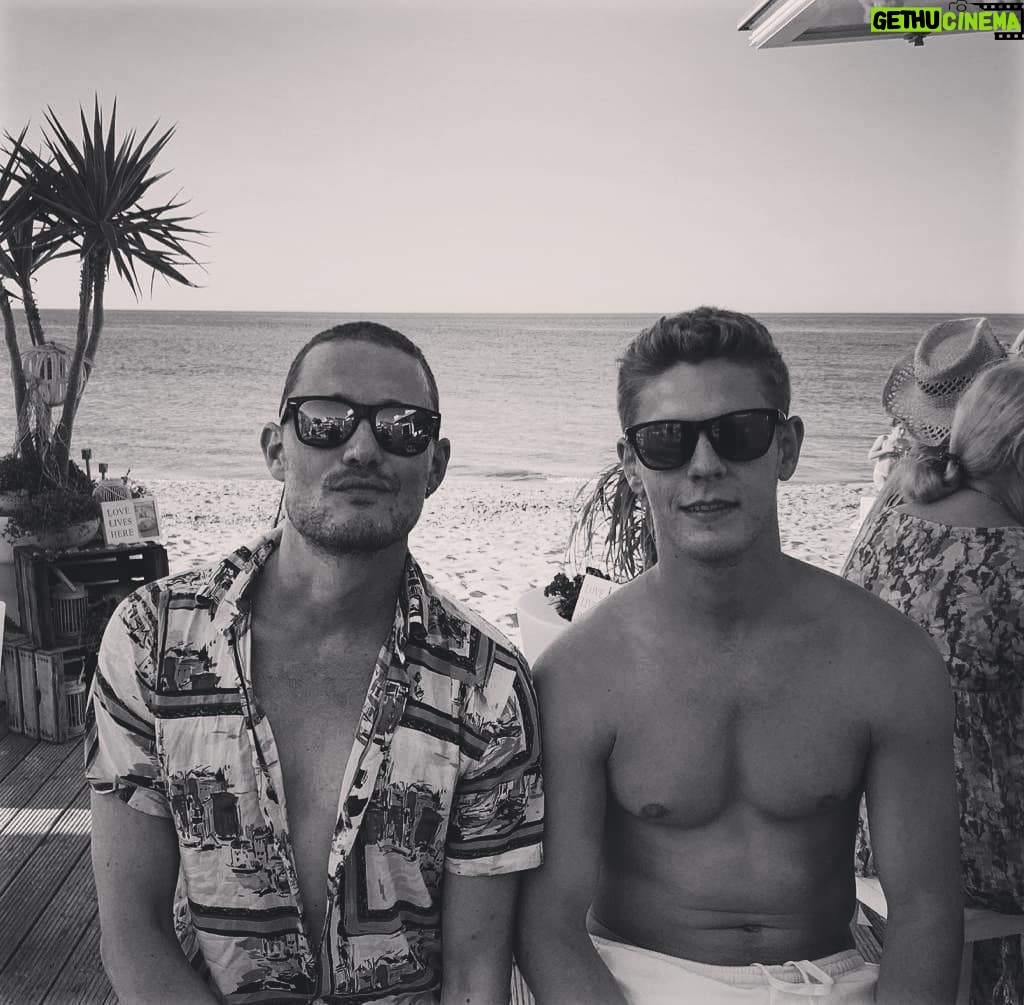 Patrick Criado - 13.6K Likes - 01. EXT. PLAYA. DÍA
---------------------------