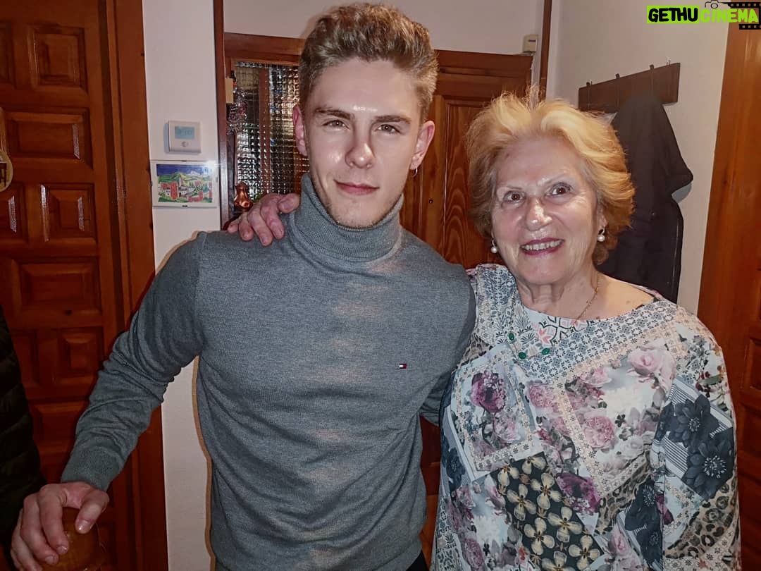 Patrick Criado - 17K Likes - Por muchos más años a tu lado, Lila. Eres la más grande! La abuela más cañera 😃😍🤟