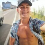 Patrick Criado Instagram - HOY  Hoy, las calles se iluminan con el sol. Hoy no es un día gris.  Hoy,  yo no tengo prisa.  Al poner un pie en la calle siento que mi piel no entiende el paso del tiempo, que haré que todo pase lento que hoy, de hoja perenne mi sonrisa se ha vuelto. Que quizá mañana o puede que ayer, vuelva aquel niño sin ritmo, pero a tempo,  como capitán sin timón ni rumbo, que al percibir el oleaje, las corrientes, el viento, su mirada fija en la mar va escribiendo. Me detengo. Este segundo es mío. De nadie más.  Lo admito. Tengo miedo de hacerme viejo. Galicia, Spain