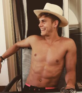 Patrick Criado Instagram - Quítame el pan, si quieres Quítame el aire, pero no me quites tu risa. 😍