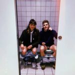 Patrick Criado Instagram – 1. IKEA. BAÑO. INT/NOCHE

SANDRA y PATRICK hablan de la vida en un baño mientras hacen sus necesidades, comparten vivencias, recuerdos; charlan.
Aparecen HÉCTOR y CLARA y toman una fotografía de ellos, jodiendo el momento.