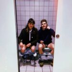 Patrick Criado Instagram - 1. IKEA. BAÑO. INT/NOCHE SANDRA y PATRICK hablan de la vida en un baño mientras hacen sus necesidades, comparten vivencias, recuerdos; charlan. Aparecen HÉCTOR y CLARA y toman una fotografía de ellos, jodiendo el momento.