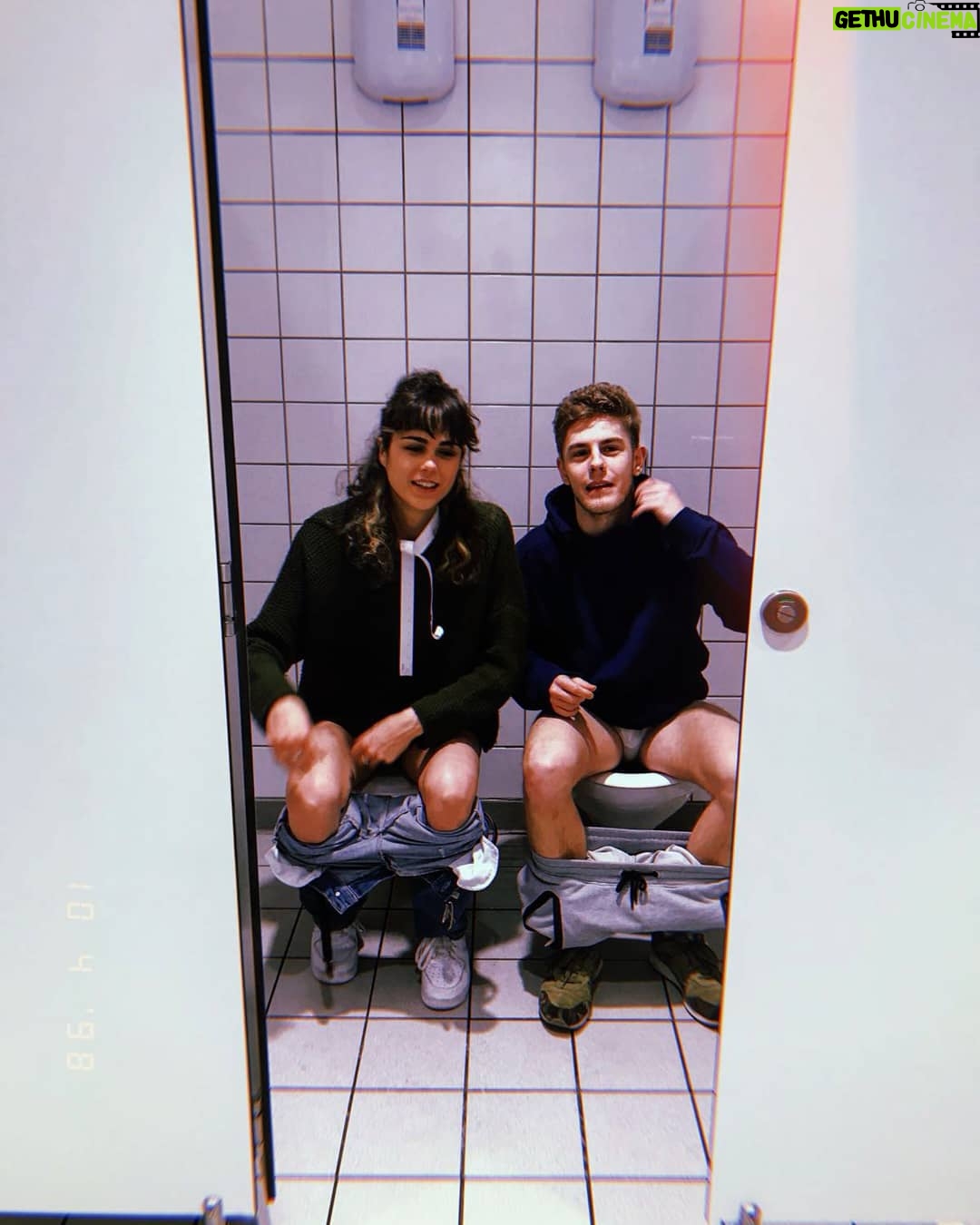 Patrick Criado - 18K Likes - 1. IKEA. BAÑO. INT/NOCHE
SANDRA y PATRICK hablan de la vida en un baño mientras hacen sus necesidades, comparten vivencias, recuerdos; charlan.
Aparecen HÉCTOR y CLARA y toman una fotografía de ellos, jodiendo el momento.
