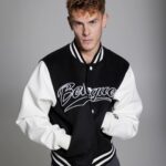 Patrick Criado Instagram - “La fama es efímera y es mentira. Yo he tenido la suerte de lidiar con ella desde pequeño de forma progresiva”. @patrick.criado es la perla de su generación. No ha cumplido los 30 pero ya lleva 20 años de carrera en los que ha demostrado que es un superdotado para habitar los cuerpos de personajes explosivos y complejos. Cierra un 2023 dorado gracias al hondo reconocimiento de su trabajo en ’Las noches de Tefía’ y en 2024 vuelve al cine a lo grande con Hildegart. El futuro es suyo y te lo mostramos en la entrevista que puedes leer en el link de la bio de @esquirees. Texto: @goncorlor Fotos: @anitart Estilismo: @jesuscicero Maquillaje y peluquería: @monica_sanz09 para @merymakeup Edición de fotografía: @carolalvarezpla