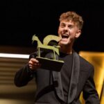 Patrick Criado Instagram - Recibir el Premio Ondas 2023 a mejor interpretacion masculina ex aequo junto con @juandiegobotto ha sido un honor! Gracias @premiosondas por este reconocimiento tan bonito, que es gracias, a todas las personas que trabajaron en @nochestefia. Gracias a todas ellas. Una gran noche de esas que voy a recordar toda la vida 🎬💜 @premiosondas @buendiaestudios @atresplayer @nochestefia @dsquared2 @golf_s.a @adolfodominguezofficial