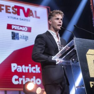 Patrick Criado Instagram - Gracias @festval_oficial por este reconocimiento de @somos_aisge a mi trabajo en @nochestefia y por acogerme tan bien durante el festival.
Como ya dije, esto es de todas las personas que han participado en la serie, sin excepción, GRACIAS.
@atresplayer @buendiaestudios