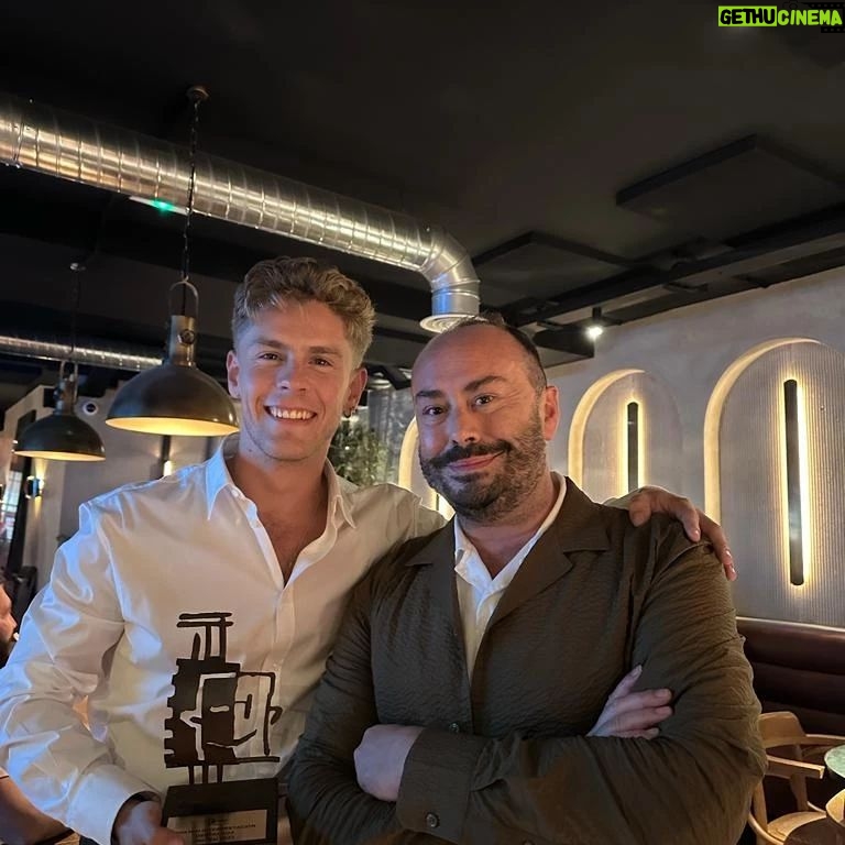 Patrick Criado - 14.1K Likes - Gracias @festval_oficial por este reconocimiento de @somos_aisge a mi trabajo en @nochestefia y por acogerme tan bien durante el festival.
Como ya dije, esto es de todas las personas que han participado en la serie, sin excepción, GRACIAS.
@atresplayer @buendiaestudios