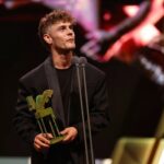 Patrick Criado Instagram - Recibir el Premio Ondas 2023 a mejor interpretacion masculina ex aequo junto con @juandiegobotto ha sido un honor! Gracias @premiosondas por este reconocimiento tan bonito, que es gracias, a todas las personas que trabajaron en @nochestefia. Gracias a todas ellas. Una gran noche de esas que voy a recordar toda la vida 🎬💜 @premiosondas @buendiaestudios @atresplayer @nochestefia @dsquared2 @golf_s.a @adolfodominguezofficial