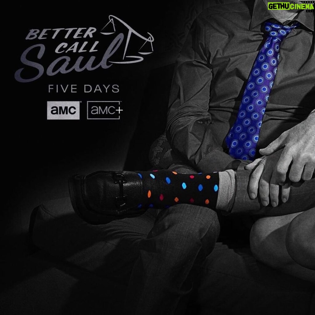 Patrick Fabian Instagram - Apologies for the socks and ties.😐 See you in Five! #bettercallsaul @amc_tv 4/18/22 @sptv @bettercallsaulamc #BetterCallSaul