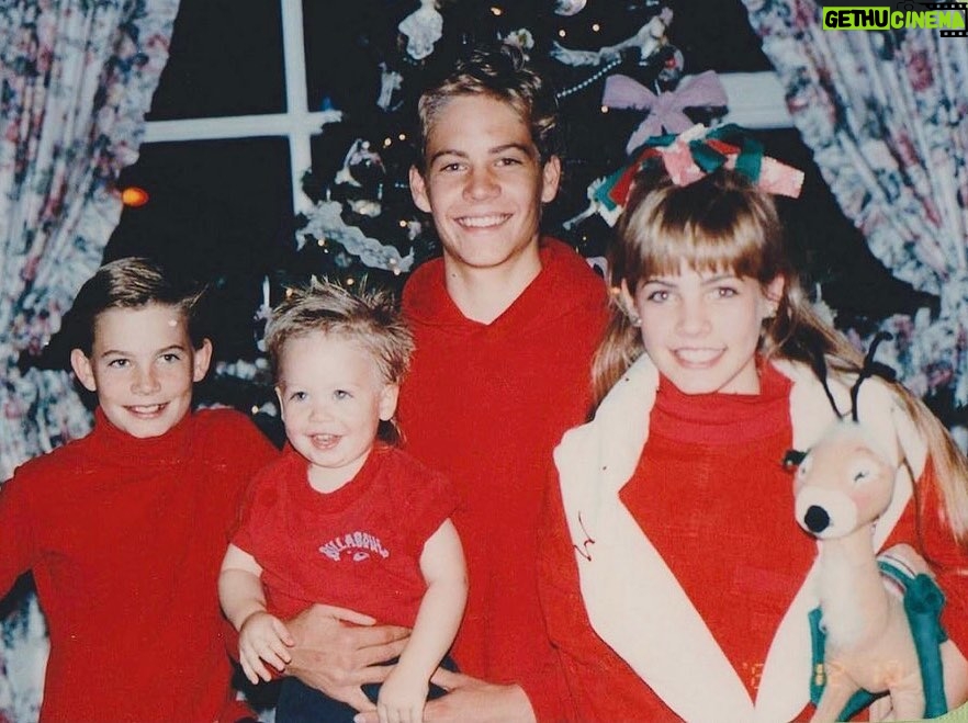 Paul Walker Instagram - We know this was a tough year, but hope you are all safe and well. Wishing everyone love and Happy Holidays from afar. ❤️💚 ⁣⁣ ⁣⁣ What’s your fondest Christmas memory? #TeamPW