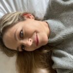 Paula Lobo Antunes Instagram – Quando chove….tira se selfies 😜 
#nofilter #justselfies Boxted Hall