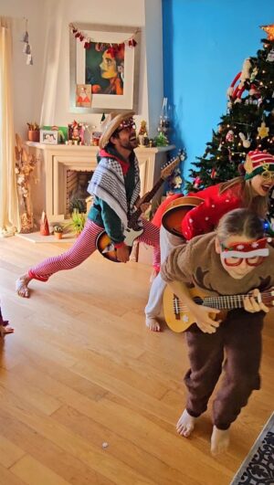 Paula Lobo Antunes Instagram - All I want for Christmas is Peace ❤️🎄❤️
Feliz Navidad