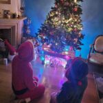 Paula Lobo Antunes Instagram - Início das Hostilid...FESTIVIDADES!🎄 Este ano o Próprio do "Pai" veio ajudar e trouxe uma Elfa!