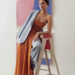 Paula Luchsinger Instagram - Muchas gracias @lofficielchile y a todo el equipo por esta linda entrevista y portada, ya está disponible en su página por si quieren leerla 🧡🧡🧡 Entrevista: @martiriosway Fotografía: @carlos.saav Styling: @gabicorderop MUA: @maria_paz_urra x @chanel.beauty Dirección de arte: @savingpines Asistente de fotografía: @felipemercad0 Asistente de styling: @vero_diazvaldes_ Agradecimientos: @aninatgaleria x @elisasslerartista