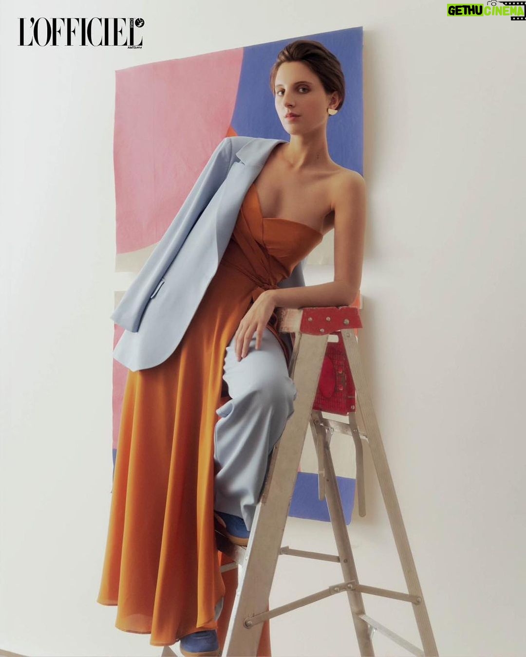 Paula Luchsinger Instagram - Muchas gracias @lofficielchile y a todo el equipo por esta linda entrevista y portada, ya está disponible en su página por si quieren leerla 🧡🧡🧡 Entrevista: @martiriosway Fotografía: @carlos.saav Styling: @gabicorderop MUA: @maria_paz_urra x @chanel.beauty Dirección de arte: @savingpines Asistente de fotografía: @felipemercad0 Asistente de styling: @vero_diazvaldes_ Agradecimientos: @aninatgaleria x @elisasslerartista