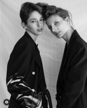 Paula Luchsinger Instagram - Con mi amiga y compañera admirada @marianadigirolamo 💞

Gracias al equipo💥
Fotos @carlosortegaphoto 
Maquillaje y pelo @polipico 
Estilismo @paolaagullo