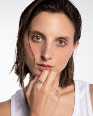 Paula Luchsinger Instagram - Gracias a este equipo maravilloso por su talento y generosidad, ha sido tan lindo compartir con uds 💓

📸 @dan_g_rod 
👗@andifernandez_ 
💄 @patymuruaw_ 

El anillo precioso es de @eugeniapidal_jewellery que hace estos tesoros con sus manos, les invito a ver su trabajo porque realmente es muy bello y  único 💘