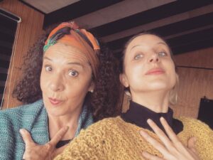 Paula Luchsinger Instagram - Nos vino un ahogo con la Carmen Disa 💓 #olguitamarina 

Pd. Mi chalequito hermoso es de @namaste.telar hecho en chile por mujeres 🧶🪡🧵