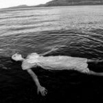 Paula Luchsinger Instagram – Somos @destierra_cl + @paulaluchsinger 
Buscamos visibilizar el daño medio ambiental a través de la fotografía, registrando la relación entre cuerpo y paisaje.

Intervención en el Lago Villarrica, en peligro por contaminación de pisciculturas, sobrepoblación y mal manejo de aguas servidas. 

#lagovillarrica #surdechile #cambioclimatico #salvemosellago #cuidemoselagua #rioslibres #salmoneras #alevines #cambioclimatico #nomaszonasdesacrificio #cuidemoselplaneta #madretierra #fotografía #fotografasmujeres #womenphotography Lago Villarrica, Villarrica , Chile