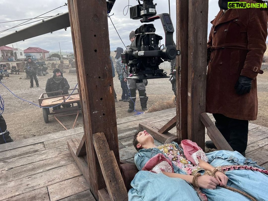 Paula Luchsinger Instagram - Algunas fotos del rodaje de El Conde 🦇 Que suerte poder trabajar con equipos tan talentosos y poder aprender de ellos y ellas. No tengo fotos con todxs pero les agradezco y los llevo en mi ♥️