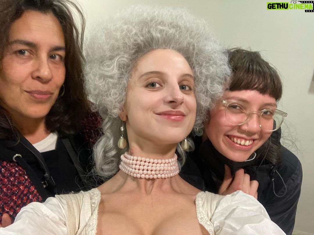 Paula Luchsinger Instagram - Algunas fotos del rodaje de El Conde 🦇 Que suerte poder trabajar con equipos tan talentosos y poder aprender de ellos y ellas. No tengo fotos con todxs pero les agradezco y los llevo en mi ♥️