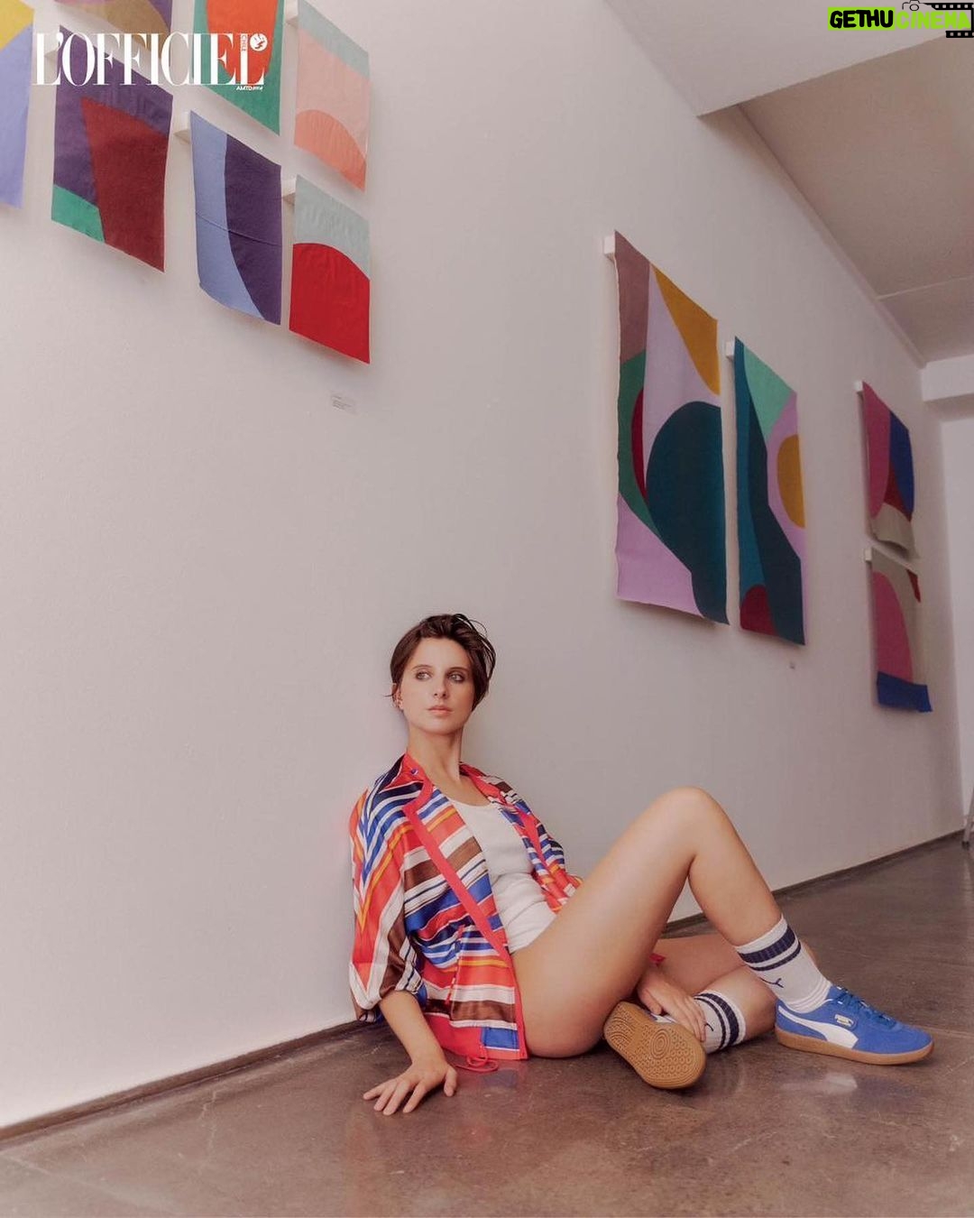 Paula Luchsinger Instagram - Muchas gracias @lofficielchile y a todo el equipo por esta linda entrevista y portada, ya está disponible en su página por si quieren leerla 🧡🧡🧡 Entrevista: @martiriosway Fotografía: @carlos.saav Styling: @gabicorderop MUA: @maria_paz_urra x @chanel.beauty Dirección de arte: @savingpines Asistente de fotografía: @felipemercad0 Asistente de styling: @vero_diazvaldes_ Agradecimientos: @aninatgaleria x @elisasslerartista