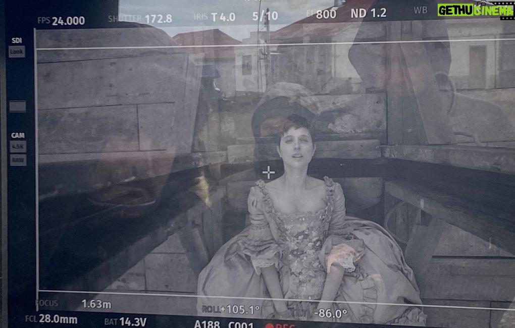 Paula Luchsinger Instagram - 🕊️Carmencita 🕊️ Un poco de lo que fue el proceso de construir este delirante y amado personaje. Gracias a todo el equipo detrás de cámara que hizo posible esto ♥️ No se pierdan El Conde una de @fabula_prod en @netflixchile y en algunos cines 🌪️✨🦇🧛♀️