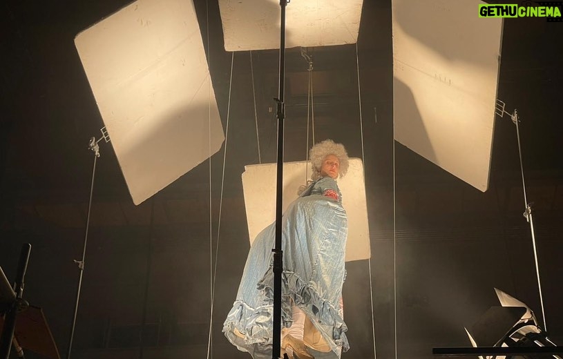 Paula Luchsinger Instagram - 🕊️Carmencita 🕊️ Un poco de lo que fue el proceso de construir este delirante y amado personaje. Gracias a todo el equipo detrás de cámara que hizo posible esto ♥️ No se pierdan El Conde una de @fabula_prod en @netflixchile y en algunos cines 🌪️✨🦇🧛♀️