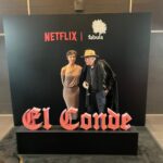 Paula Luchsinger Instagram - Muy feliz porque ayer fue la premiere de El Conde 🦇🦇🦇 desde hoy en algunos cines y desde el 15 en Netflix✨✨✨ Muchas gracias a @franklinathos por todo!!! 💘💘💘Por su maquillaje, peinado, styling (impactante todas las cosas que hace este hombre) y a @srta.mariacarolina por la confección increíble del vestido! 💖