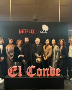 Paula Luchsinger Instagram - Muy feliz porque ayer fue la premiere de El Conde 🦇🦇🦇 desde hoy en algunos cines y desde el 15 en Netflix✨✨✨ Muchas gracias a @franklinathos por todo!!! 💘💘💘Por su maquillaje, peinado, styling (impactante todas las cosas que hace este hombre) y a @srta.mariacarolina por la confección increíble del vestido! 💖