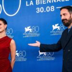 Paula Luchsinger Instagram – ✨Que hermosa experiencia haber participado del Festival de Venecia presentando la película El Conde de Pablo Larraín, una película necesaria para los tiempos que vivimos. Y que honor compartir estos momentos con personas que admiro tanto.✨

Quiero agradecer a la gente que lo hizo posible:
– A @fabula_prod  y a @netflixchile por su apoyo
– A @zamofer , estilista, y a @mauronunez66 quien adaptó el vestido, por su profesionalismo y amor 
– A @miw_jewellery por acompañarme con sus joyas mágicas 
-A @eleonoramantovani_mua y @valentinahstyle por su maquillaje y peinado