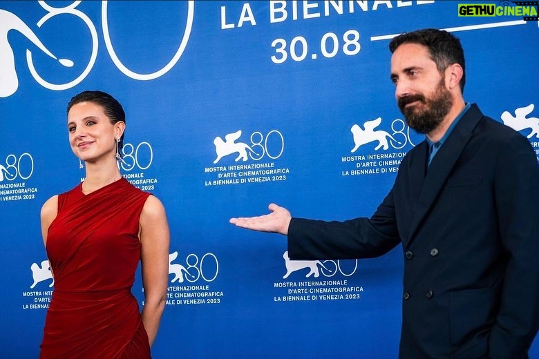 Paula Luchsinger Instagram - ✨Que hermosa experiencia haber participado del Festival de Venecia presentando la película El Conde de Pablo Larraín, una película necesaria para los tiempos que vivimos. Y que honor compartir estos momentos con personas que admiro tanto.✨ Quiero agradecer a la gente que lo hizo posible: - A @fabula_prod y a @netflixchile por su apoyo - A @zamofer , estilista, y a @mauronunez66 quien adaptó el vestido, por su profesionalismo y amor - A @miw_jewellery por acompañarme con sus joyas mágicas -A @eleonoramantovani_mua y @valentinahstyle por su maquillaje y peinado