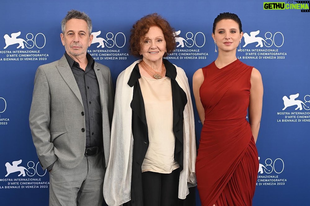 Paula Luchsinger Instagram - ✨Que hermosa experiencia haber participado del Festival de Venecia presentando la película El Conde de Pablo Larraín, una película necesaria para los tiempos que vivimos. Y que honor compartir estos momentos con personas que admiro tanto.✨ Quiero agradecer a la gente que lo hizo posible: - A @fabula_prod y a @netflixchile por su apoyo - A @zamofer , estilista, y a @mauronunez66 quien adaptó el vestido, por su profesionalismo y amor - A @miw_jewellery por acompañarme con sus joyas mágicas -A @eleonoramantovani_mua y @valentinahstyle por su maquillaje y peinado