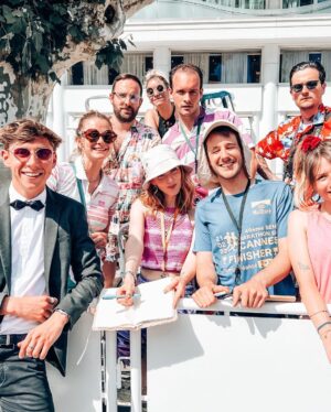 Pauline Clément Instagram - 🍦🥥 Cette année Broute couvre le festival de Cannes 🐚🎬

Essaye de trouver dans les épisodes qui n’a pas dormi la veille du tournage ✨🌌

📸 @benjaminsibioude & @_paul.photo_