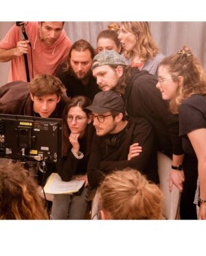 Pauline Clément Instagram - 🍦🥥 Cette année Broute couvre le festival de Cannes 🐚🎬

Essaye de trouver dans les épisodes qui n’a pas dormi la veille du tournage ✨🌌

📸 @benjaminsibioude & @_paul.photo_