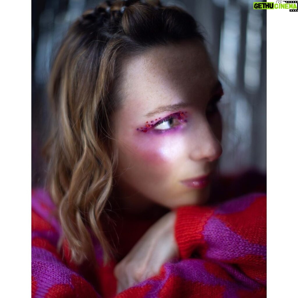 Pauline Clément Instagram - 🎄 les plus sérieuses d’entres nous potassent déjà leur Christmas makeup ⛄️ Avec mon gangs : 💋 @justine_sirabella 📸 @capucinedechocqueuse 💇‍♀️ @paulinebordier 🤍 @katiasanchezparis