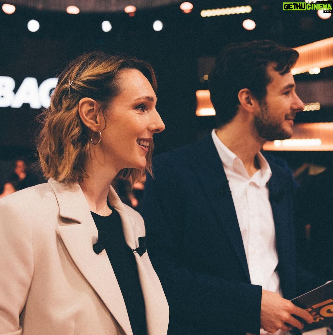 Pauline Clément Instagram - ♥️Vracs de la semaine : ❤️ Avec @bertrand_usclat on a présenté le prime @studiobagel et c’est demain sur Canal + ! Ce soir on est invités chez @mouloudachour sur Clique. Sinon Peluche 🐱 hiberne et je suis pas sûr de retrouver mon manteau au vestiaire … Photos de prime @laurag_photo/@studiobagel Photos pour Clique @diane_moyssan 🤍 Merci @icicle__official 🌨️