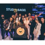 Pauline Clément Instagram - ♥️Vracs de la semaine : ❤️ Avec @bertrand_usclat on a présenté le prime @studiobagel et c’est demain sur Canal + ! Ce soir on est invités chez @mouloudachour sur Clique. Sinon Peluche 🐱 hiberne et je suis pas sûr de retrouver mon manteau au vestiaire … Photos de prime @laurag_photo/@studiobagel Photos pour Clique @diane_moyssan 🤍 Merci @icicle__official 🌨️