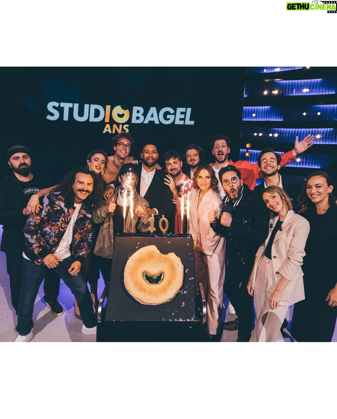 Pauline Clément Instagram - ♥️Vracs de la semaine : ❤️ Avec @bertrand_usclat on a présenté le prime @studiobagel et c’est demain sur Canal + ! Ce soir on est invités chez @mouloudachour sur Clique. Sinon Peluche 🐱 hiberne et je suis pas sûr de retrouver mon manteau au vestiaire … Photos de prime @laurag_photo/@studiobagel Photos pour Clique @diane_moyssan 🤍 Merci @icicle__official 🌨️