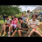 Pauline Clément Instagram – Des taches de rousseur, une bd, la prof de sport qui a la flemme, du chocolat dans une cachette et des boucles d’oreille en forme de carotte ! 👩‍🌾